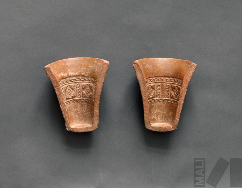 Molde utilizado para elaborar un quero con diseños geométricos