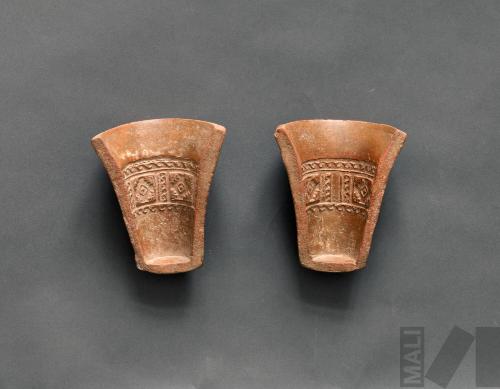 Molde utilizado para elaborar un quero con diseños geométricos