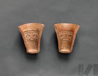 Molde utilizado para elaborar un quero con diseños geométricos