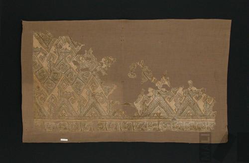 Fragmento de paño con diseños de aves y olas estilizadas