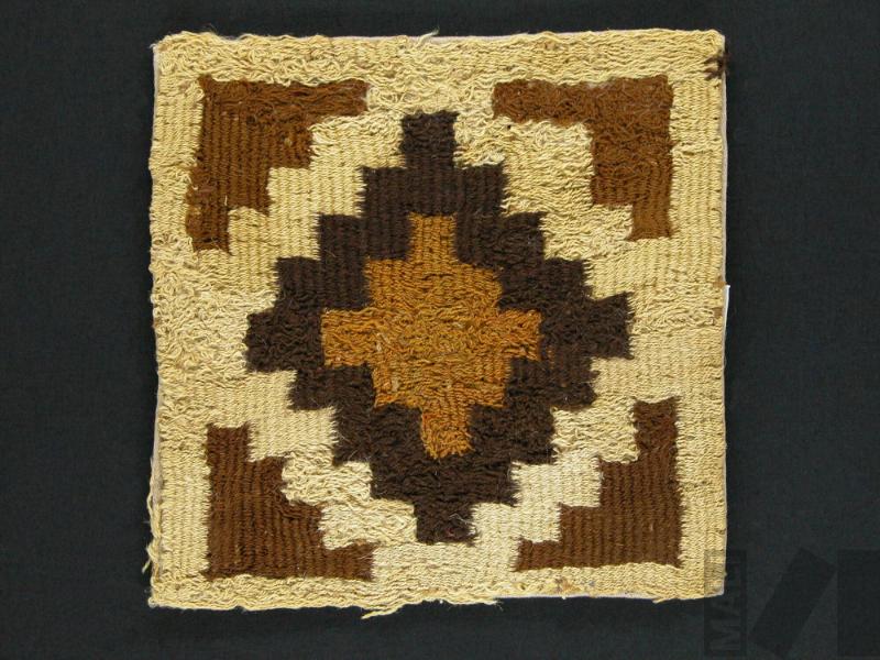 Paño cuadrangular con cruces escalonadas concéntricas