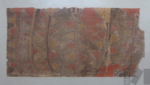 Paño con decoración polícroma pintada