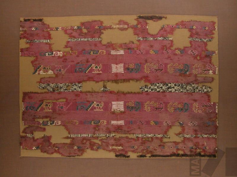 Paño con diseños geométricos y zoomorfos