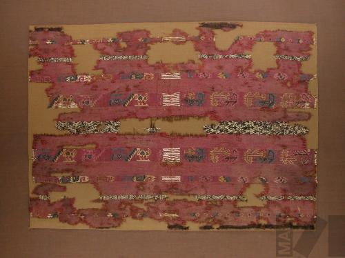 Paño con diseños geométricos y zoomorfos