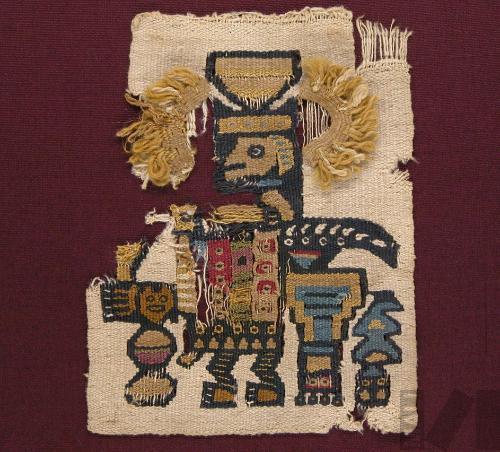 Fragmento de paño con motivo de personaje con tocado