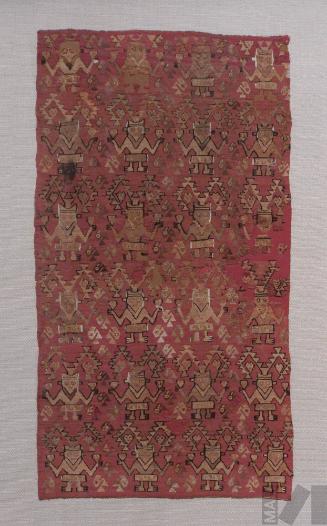 Paño con decoración de personajes antropomorfos frontales