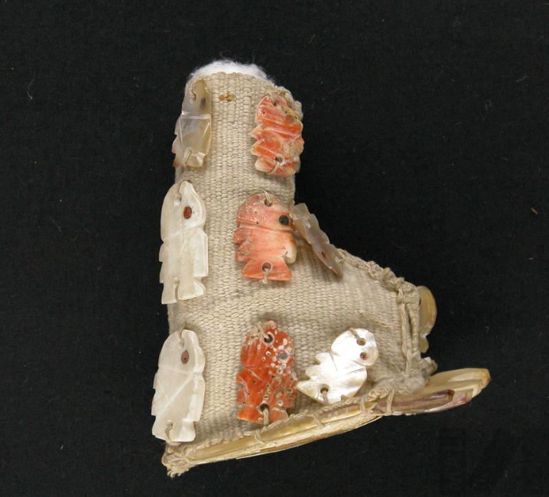 Botín con aplicaciones de concha