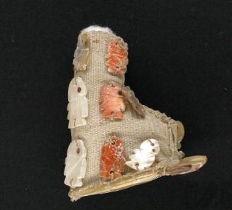 Botín con aplicaciones de concha