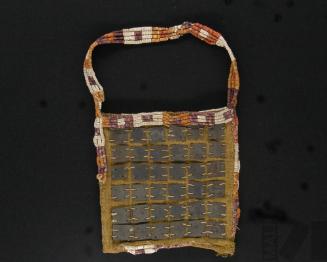 Chuspa con aplicaciones de cuentas y láminas de metal