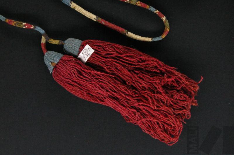 Cuatro cintas con borlas