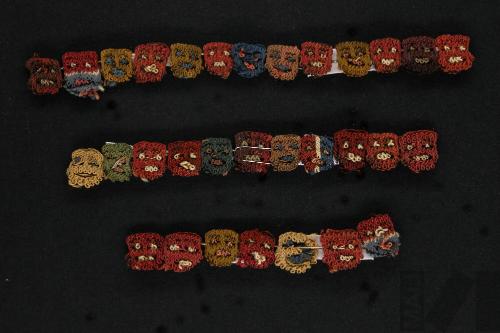 Adorno tridimensional en forma de cabezas humanas