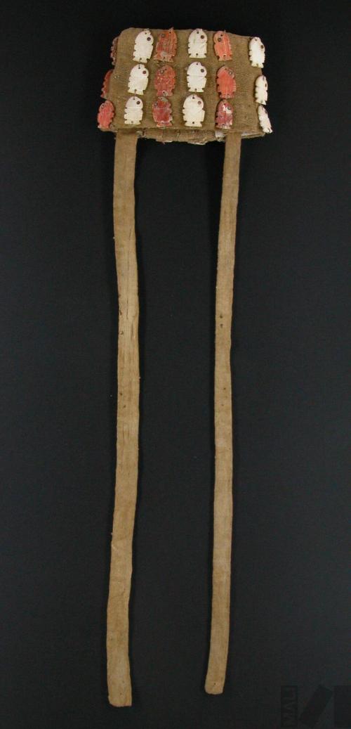 Tocado con aplicaciones de concha