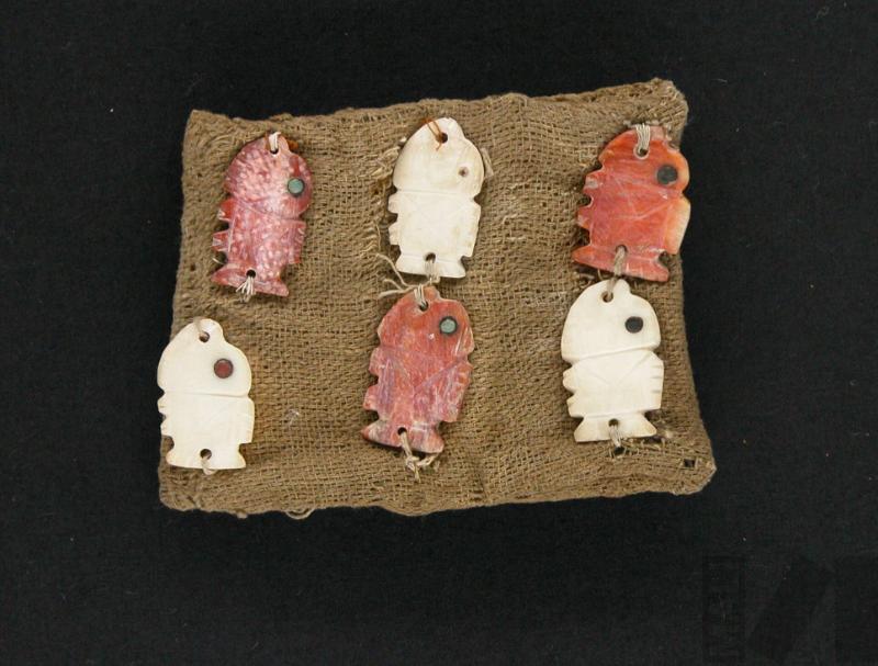 Muñequera con aplicaciones de concha