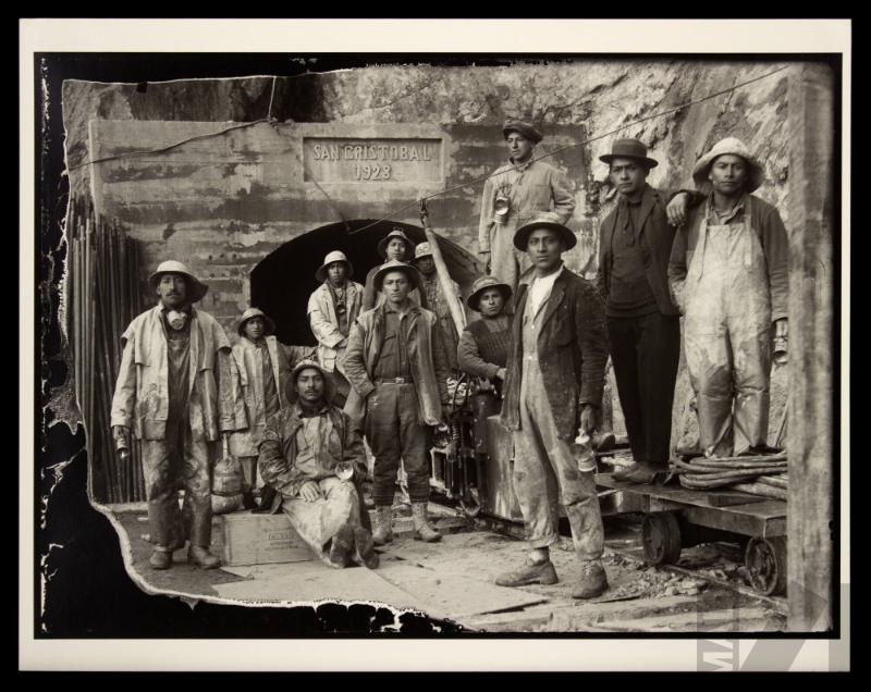 Trabajadores en la entrada de la mina