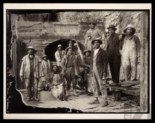 Trabajadores en la entrada de la mina