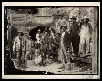 Trabajadores en la entrada de la mina
