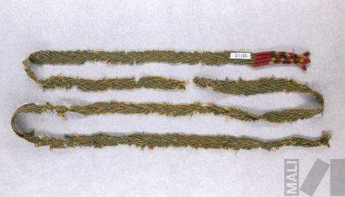 Cinta con diseño chevrón y flecos tubulares en un extremo