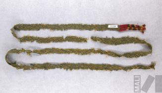 Cinta con diseño chevrón y flecos tubulares en un extremo