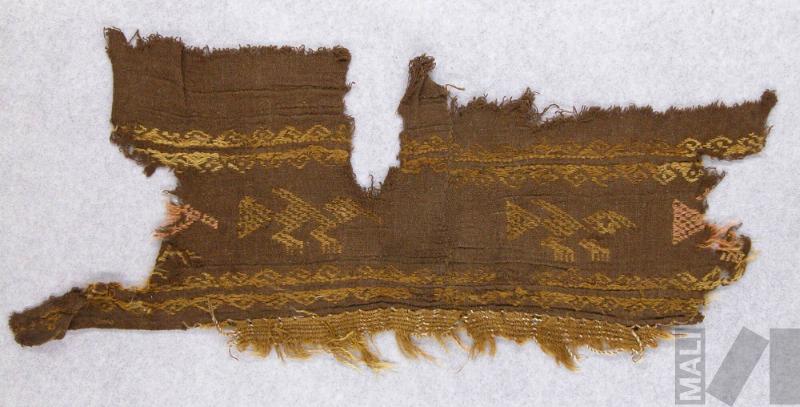 Fragmento de paño con diseños bordados de aves