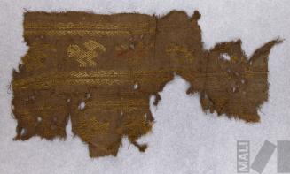 Fragmento de paño con decoración bordada de diseños de aves de perfil en banda