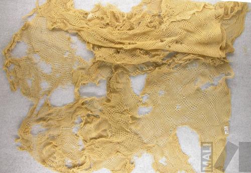 Fragmentos de paño amarillo