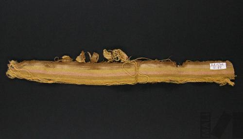 Fragmento de paño polícromo con diseños geométricos