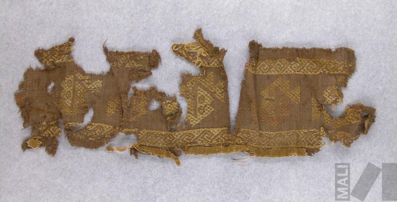 Fragmento de paño con decoración bordada de diseños zoomorfos