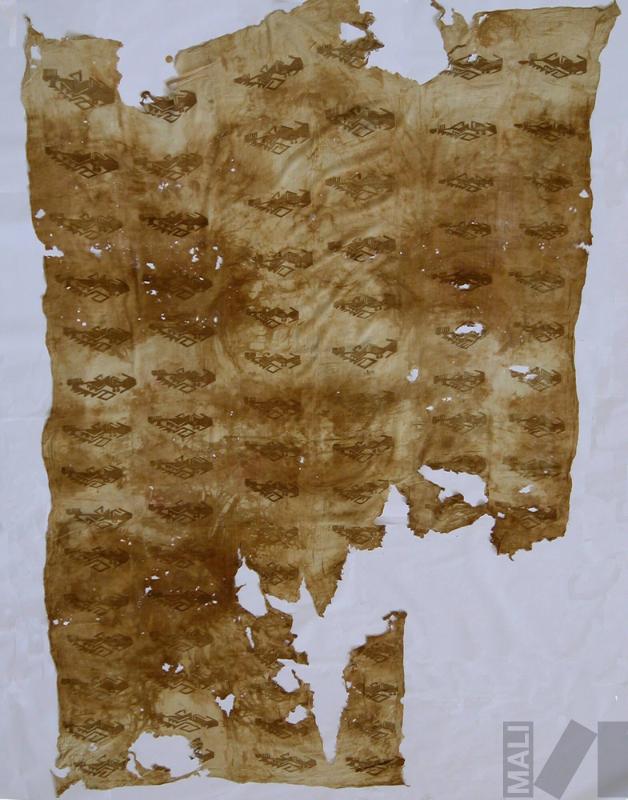 Paño en tela llana y bordado de algodón con decoración geométrica