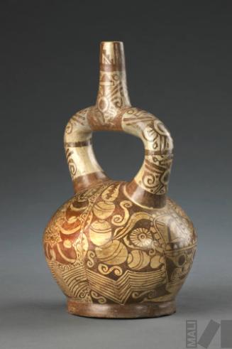 Botella con representación de cangrejo antropomorfo