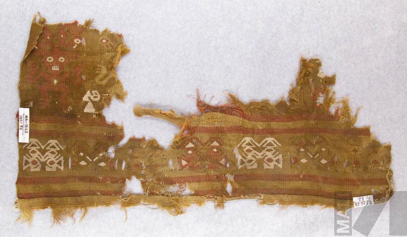 Fragmento de paño polícromo con diseños dde aves y personaje antropomorfo