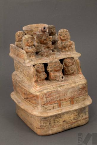 Vasija con vertedera que representa a dos grupos de personajes sobre una estructura de dos niveles