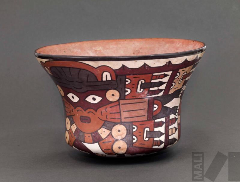 Taza con diseños del ser mítico antropomorfo