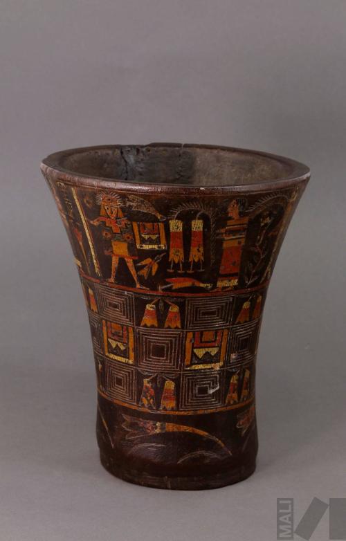 Quero con motivos incas y cantutas