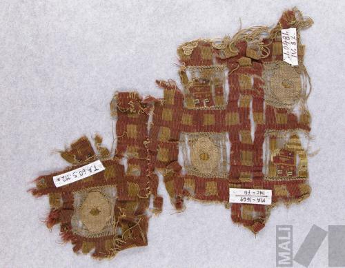 Fragmento de paño con diseños de personajes antropomorfos