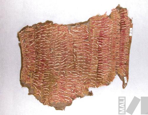 Fragmento de paño polícromo con flecos sobre la tela llana y diseños de aves