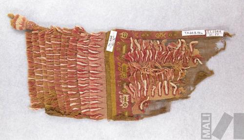 Fragmento de paño polícromo con flecos sobre la tela llana y diseños zoomorfos y  aves