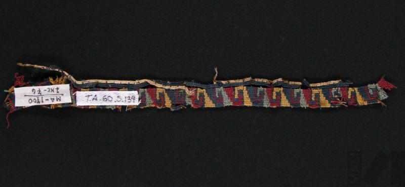 Fragmento de cinta con diseño de olas escalonadas