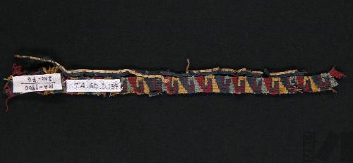 Fragmento de cinta con diseño de olas escalonadas