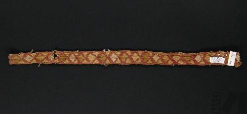 Fragmento de cinta polícroma con diseños de rombos y triángulos