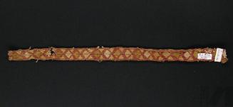 Fragmento de cinta polícroma con diseños de rombos y triángulos