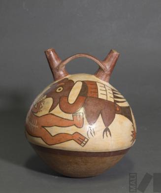 Botella de doble pico y asa puente con representación pictórica de cóndores engullendo un cuerpo humano decapitado