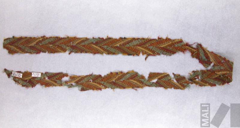 Fragmento de banda con diseño chevrón