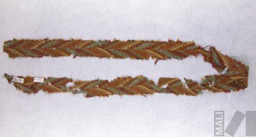 Fragmento de banda con diseño chevrón