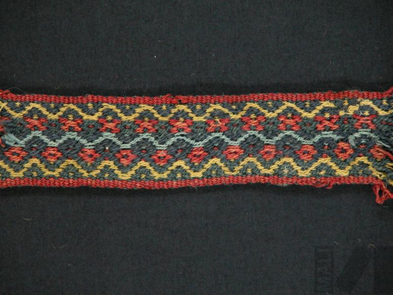 Fragmento de cinta con diseños geométricos