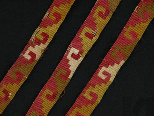 Fragmento de cinta polícroma con diseños geométricos