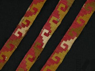 Fragmento de cinta polícroma con diseños geométricos