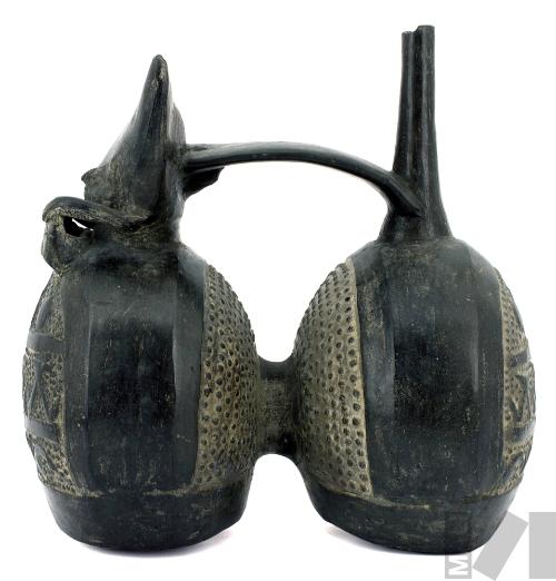 Botella de doble cuerpo y asa puente cintada con representación de personaje sosteniendo un cofre
