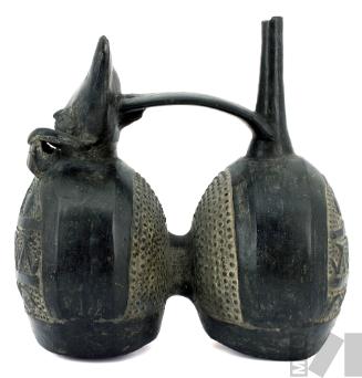 Botella de doble cuerpo y asa puente cintada con representación de personaje sosteniendo un cofre
