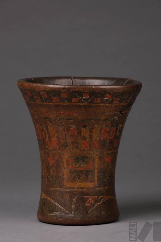 Quero con cantutas y símbolos heráldicos