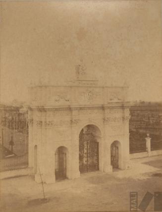 Parque de la Exposición, puerta de la alameda frente a la Penitenciaría. Álbum Exposición de Lima